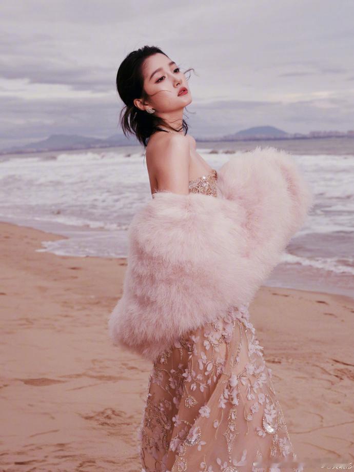 关晓彤i人很elle的一天关晓彤elle盛典造型 关晓彤把 i 人状态写进 EL