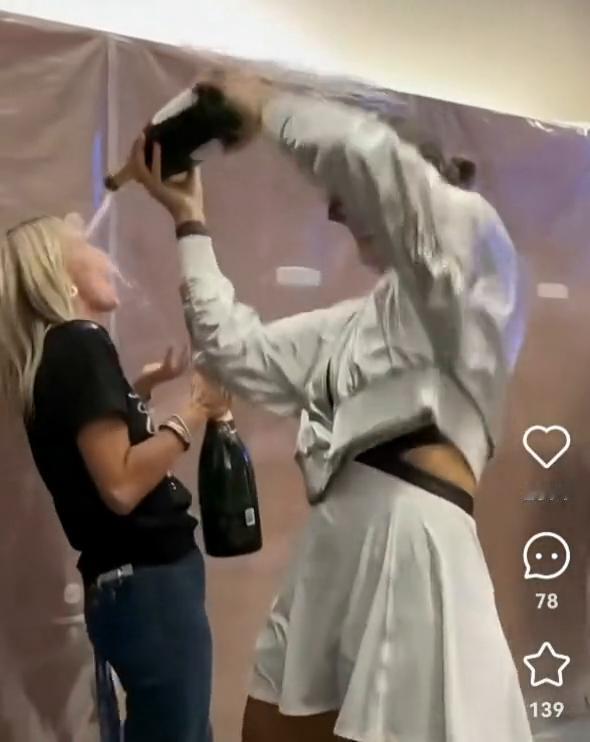 AT LEAST YOU THE LOCKER ROOM。