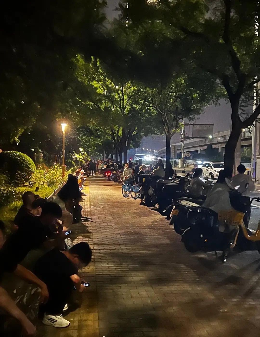 这些人真辛苦，凌晨就坐马路边等着看，我猜绝大部分是外地人，本地人习惯了各种大型活