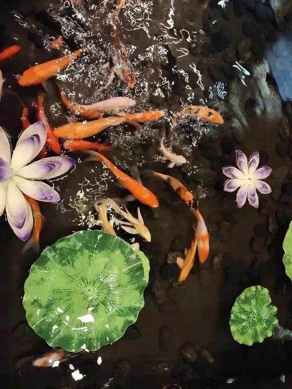 看到“年年顺顺利利”求下联，我觉得“事事平平安安”就很不错。春节时，贴“年年顺顺