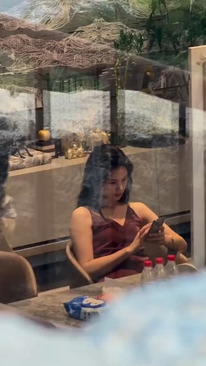 张婧仪 x 雾里青丨港风红裙妈咪陈清雾