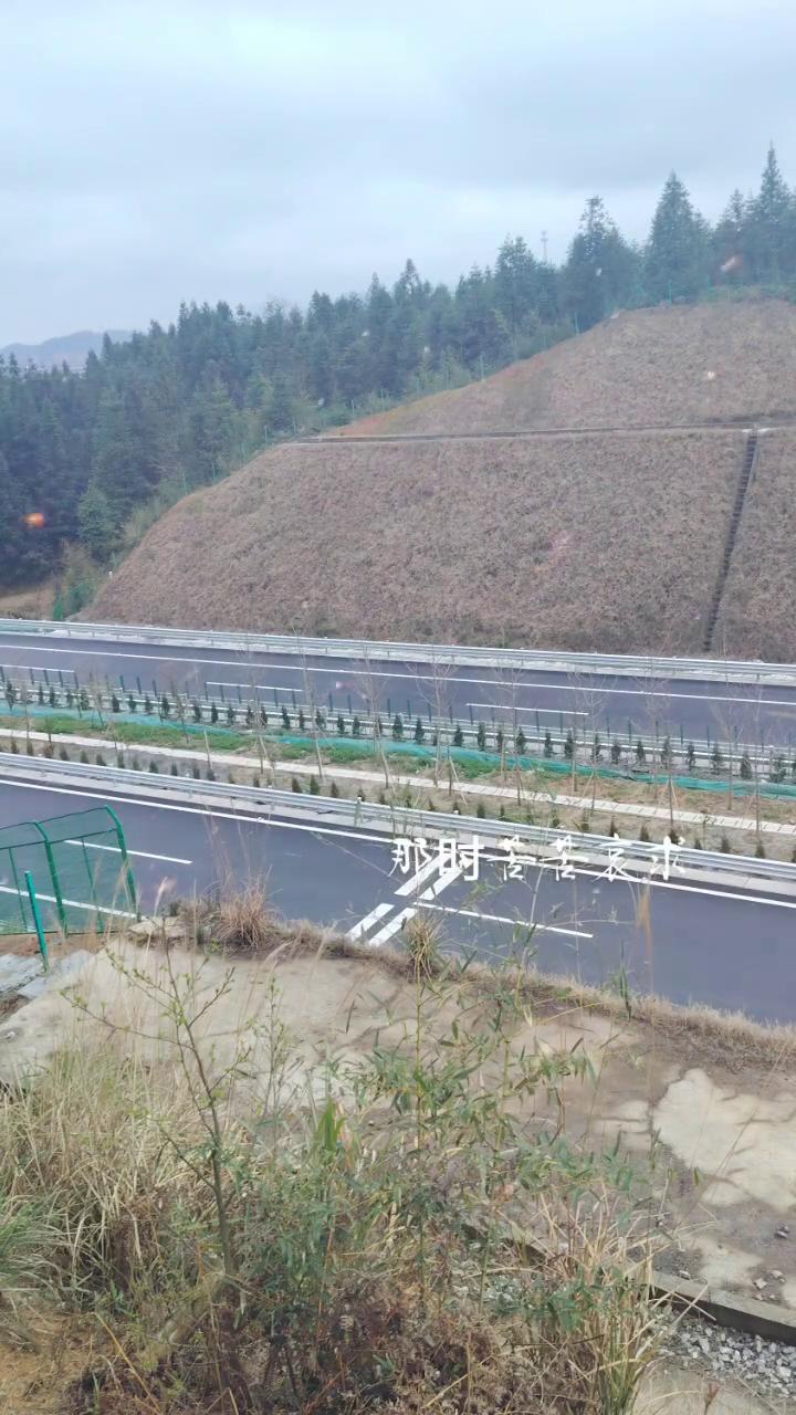 风喝了一口人间酒，搅动人间愁，留下无尽的忧。思念桶，那时苦苦哀求，你也不曾回头。