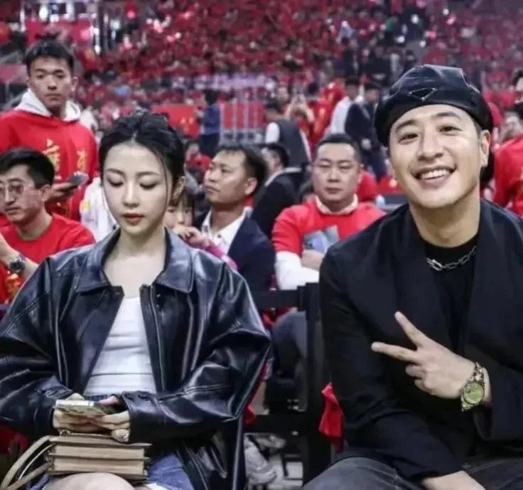 
潘玮柏的老婆宣云这也太明显了！

潘玮柏带老婆宣云看球，假装都不装一下，这一看