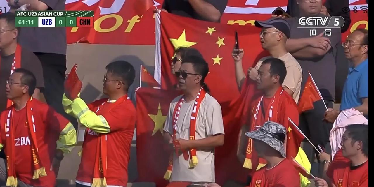 下半场60分，中国队又顶住了乌兹别克斯坦队一波攻击，双方比分仍然0-0平。
