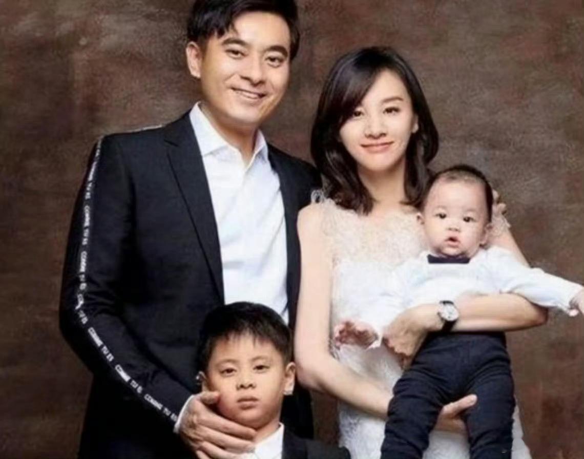 陈龙小儿子随母姓陈龙小儿子叫章纪晨老大延续父姓，老二承袭母姓，不偏颇不计较，十四