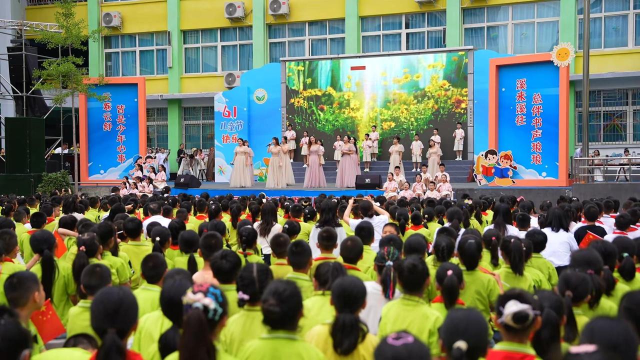 上午，云溪小学校园内成了一片欢乐的海洋，一场以“童心向未来 童梦绽光彩”为主题的