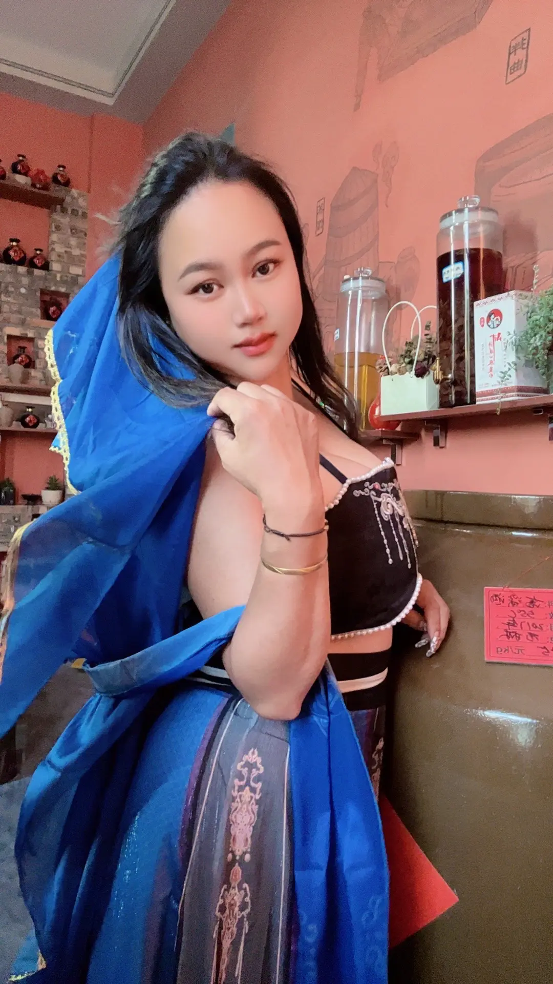 多晒太阳，皮肤黑了，不会显得那么肤浅！