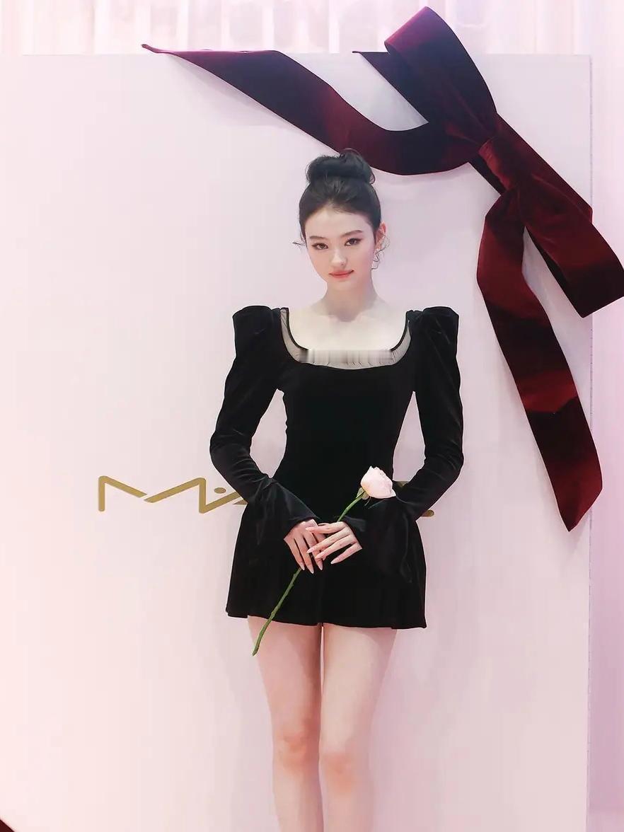 黑色丝绒裙与丸子头的绝妙碰撞，Ellagross以复古质感与少女活力诠释高级穿搭