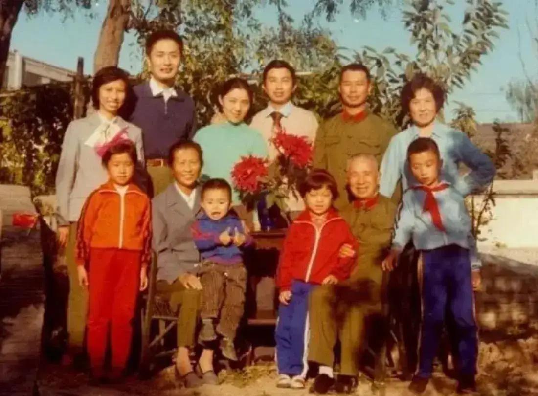 1979年，粟裕将军全家福，在张合影中，此时的粟裕将军已经72岁高龄了，看上去精