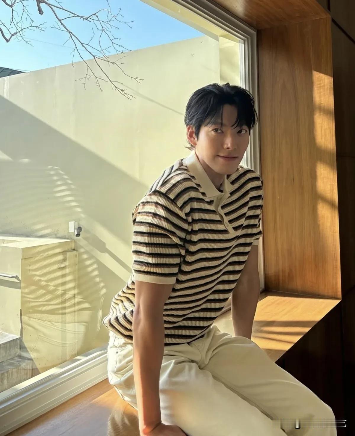 26日，演员金宇彬在自己的Instagram上写道"阳光明媚的星期一"，并上传了