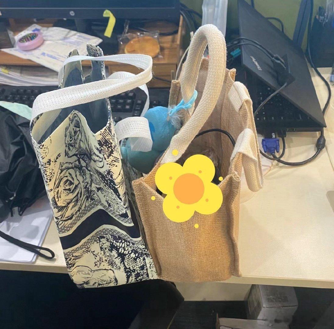 #人一旦拎着袋子上班那基本就定型了#拎着袋子确实很方便，平替通勤包包，可以省下钱