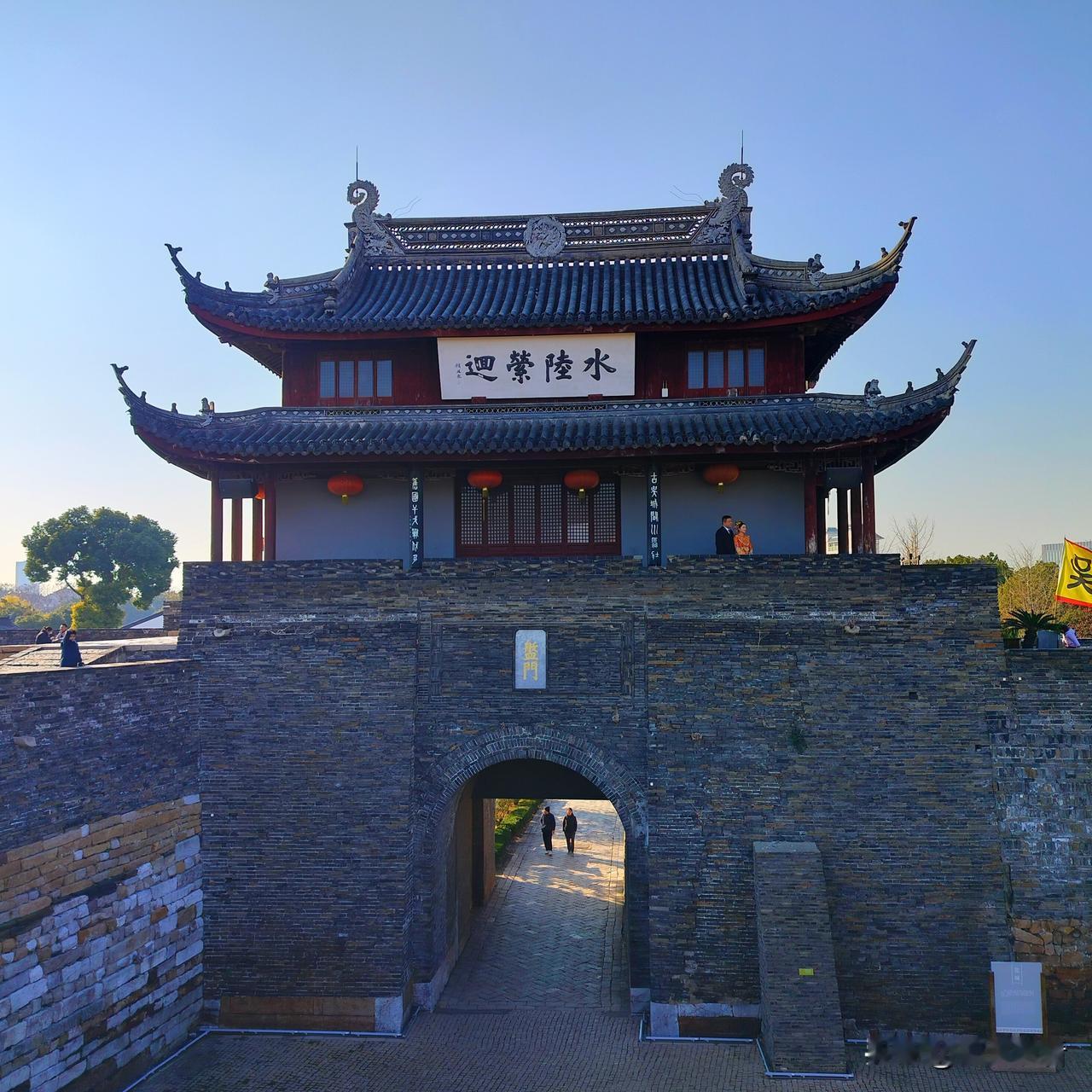 苏州盘门是江南独一份的水陆古城门✨
 
苏州必打卡的小众宝藏地，人少景美，江南韵