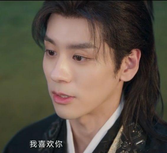 #魏哲鸣直接A上去了# 魏哲鸣的每一次亮相都能引起轰动，他的魅力和影响力真的不容