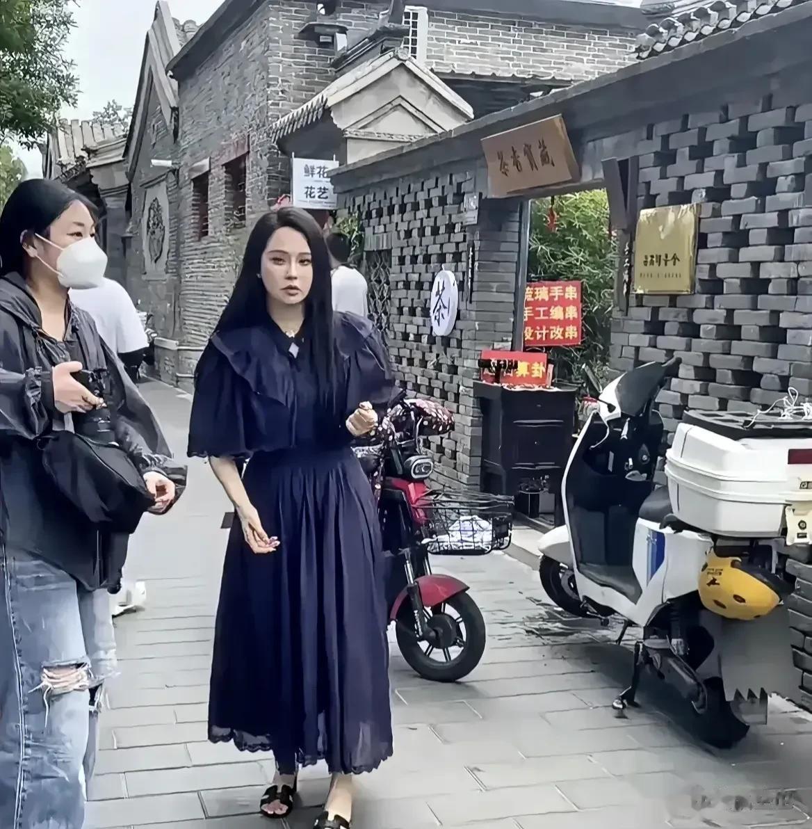 说到演艺圈最会保养的女星应该属伊能静吧！近日有网友偶遇伊能静，被她的状态所惊呆，