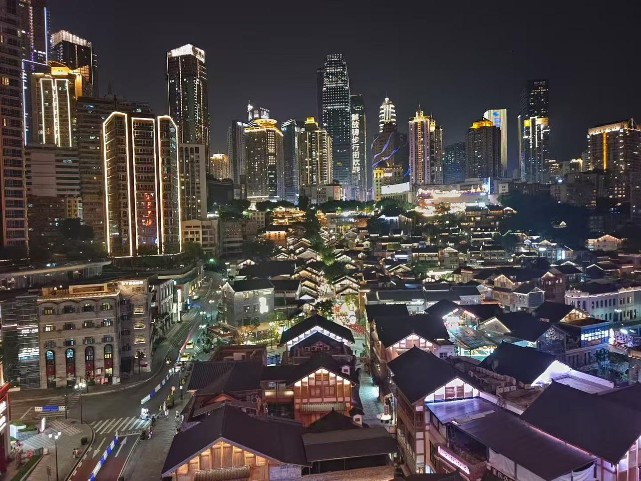 重庆旅游，朝天门夜景游玩攻略！
📍渝中区朝天门广场（紧邻来福士）
✨打卡景点：