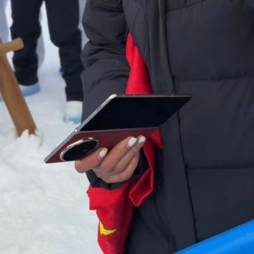 荣耀Magic V6外观首曝 R角看着舒服多了，背板材质工艺估计也有新东西