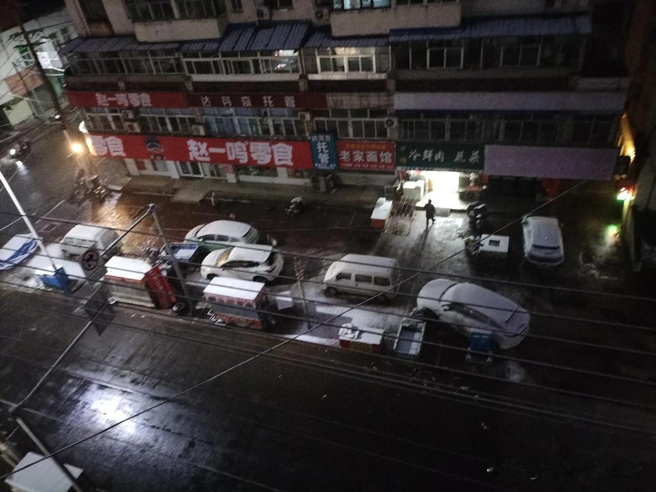 这雪来势汹汹，看早晨这阵势。不下个白茫茫一片真干净，不罢休。

谁知道，一番操作