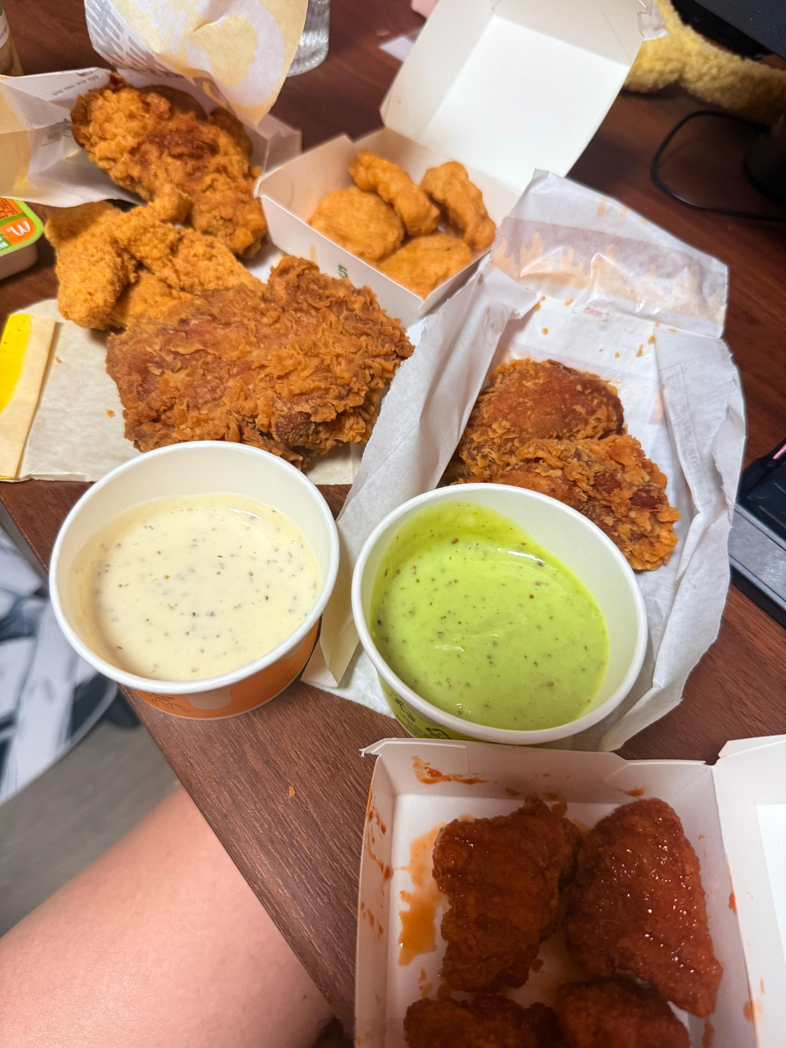 男人打完瓦就去拿外卖招呼我来进食蛋白质。