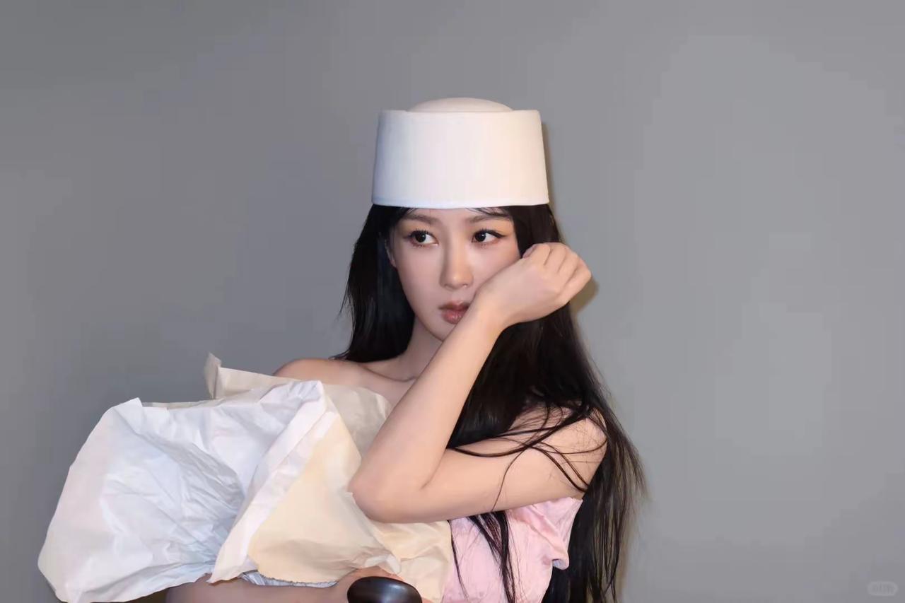 杨紫这个帽子好奇怪有点丑