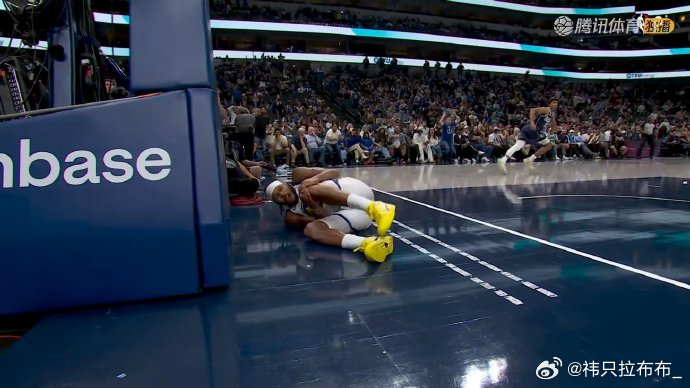 穆迪膝盖变形勇士对阵独行侠加时赛，穆迪复出首战快攻扣篮时左膝严重变形，骨头凸起触