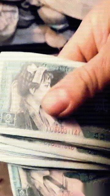 我家那位，刚给我发来一段视频，说是在老家杂物间，翻出了他妈给他藏的“破产启动资金