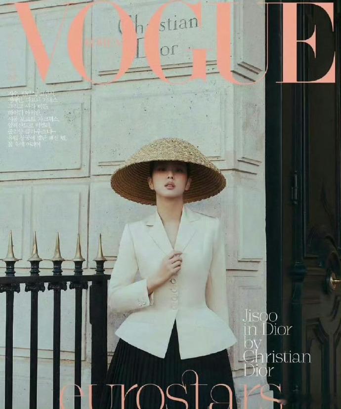 金智秀亮相Vogue封面，与angelababy意外撞衫，同款穿搭各展风采，时尚