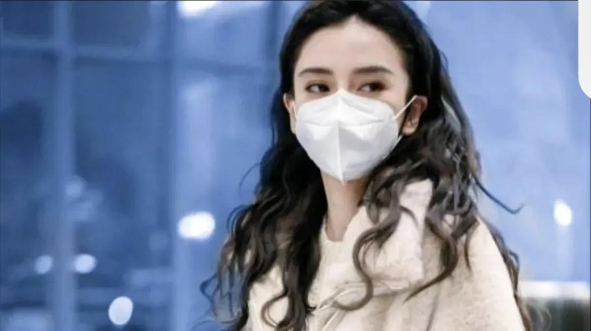 杨颖在机场的亮相令人眼前一亮，其造型之惊艳，仿佛时光倒流，青春再现。她巧妙地选择