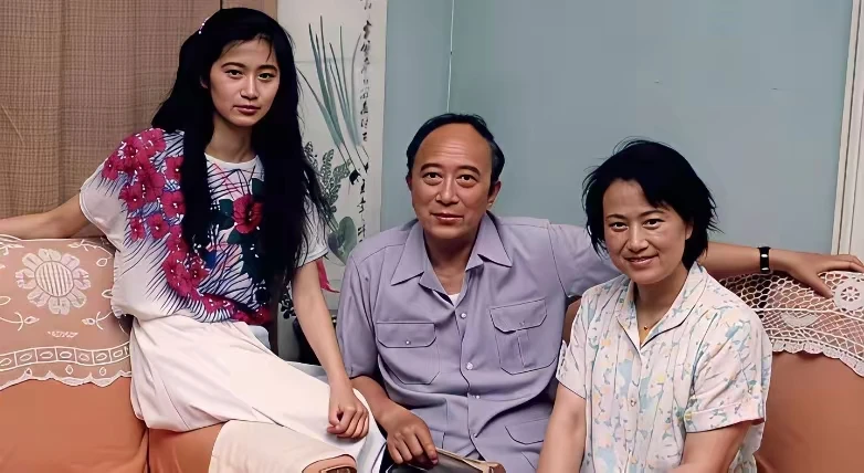 老艺术家孙道临与夫人王文娟以及女儿孙庆原在家中的一张留影。勾起了多少人的回忆