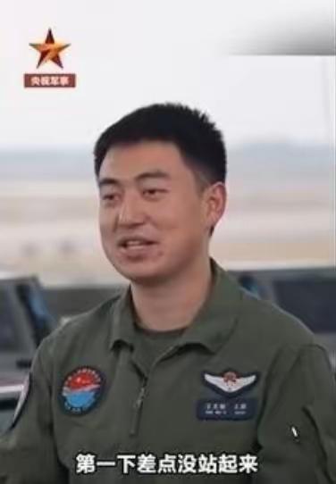 歼16飞行员一天巡航超8小时：空间小不能多喝水 穿纸尿裤：歼16飞行员王文毅等常