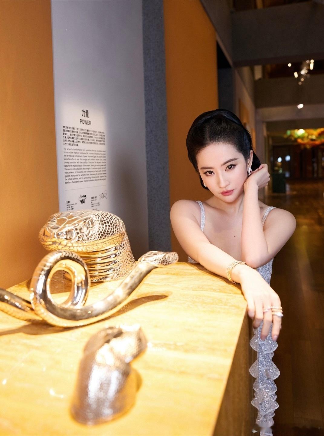 【 刘亦菲 [黄玫瑰]Instagram】IG更新：@ bvlgari @ jc