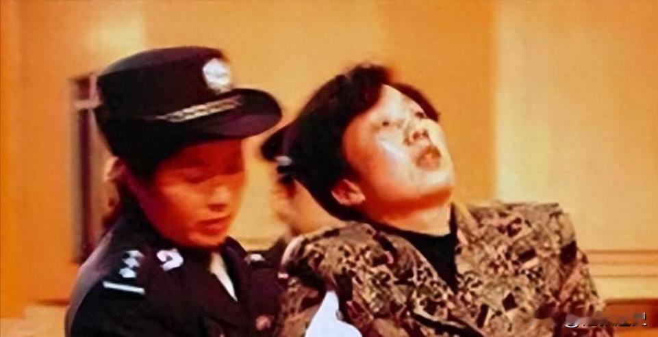 2001年，“女老虎”蒋艳萍被判处死刑，万念俱灰之下，听说只要怀孕就可争取缓刑，
