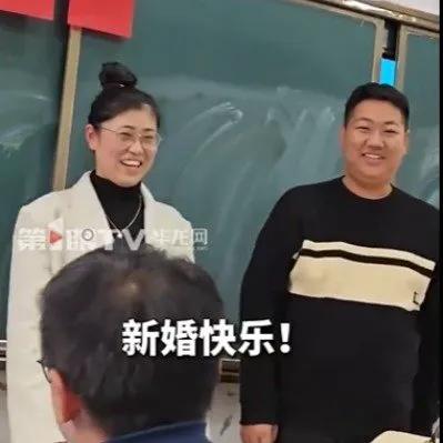 这阵子有个特别暖心的视频刷屏了。在一间教室里，学生们齐刷刷地坐在座位上，一张张小