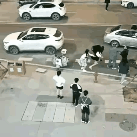 替闺蜜出头却被满弓射飞？

这事儿太离谱！

女孩勇敢踹向骚扰者要害，本以为能镇
