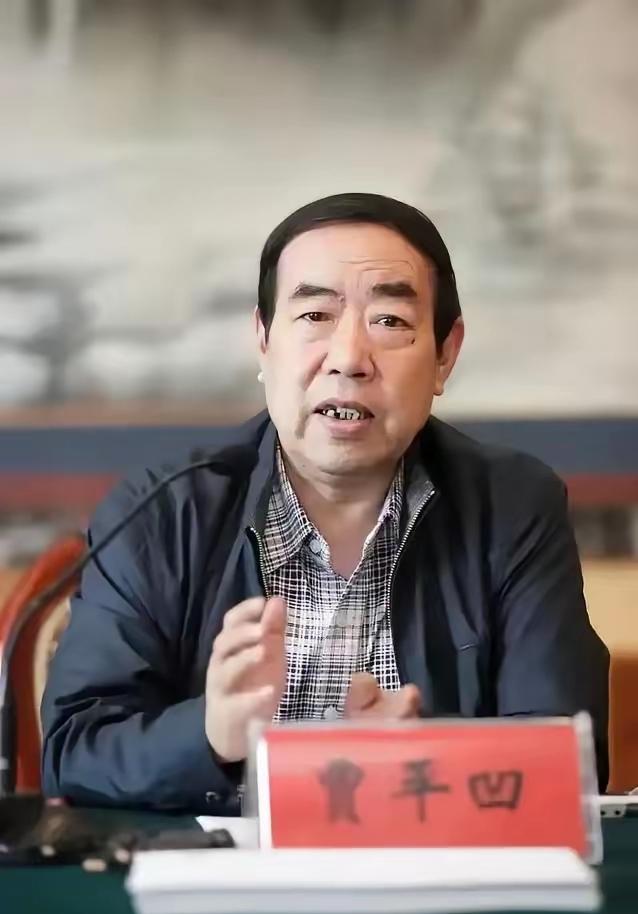 先说事实：贾平凹早已卸任中国作协副主席，这是2021年全国作协换届时合规的正常人