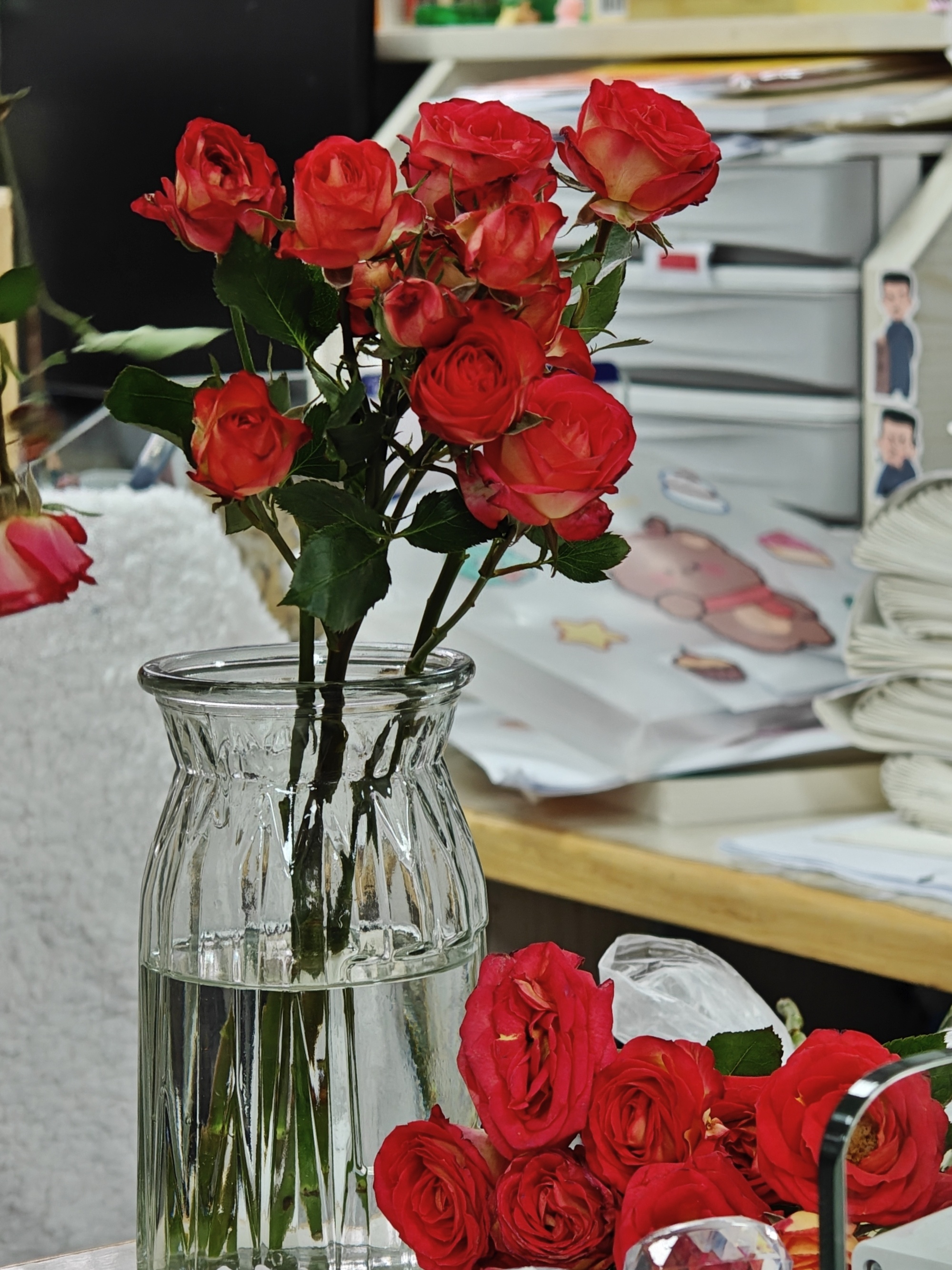 从微笑的红玫瑰上，我采下了冬天的歌谣。/北岛 