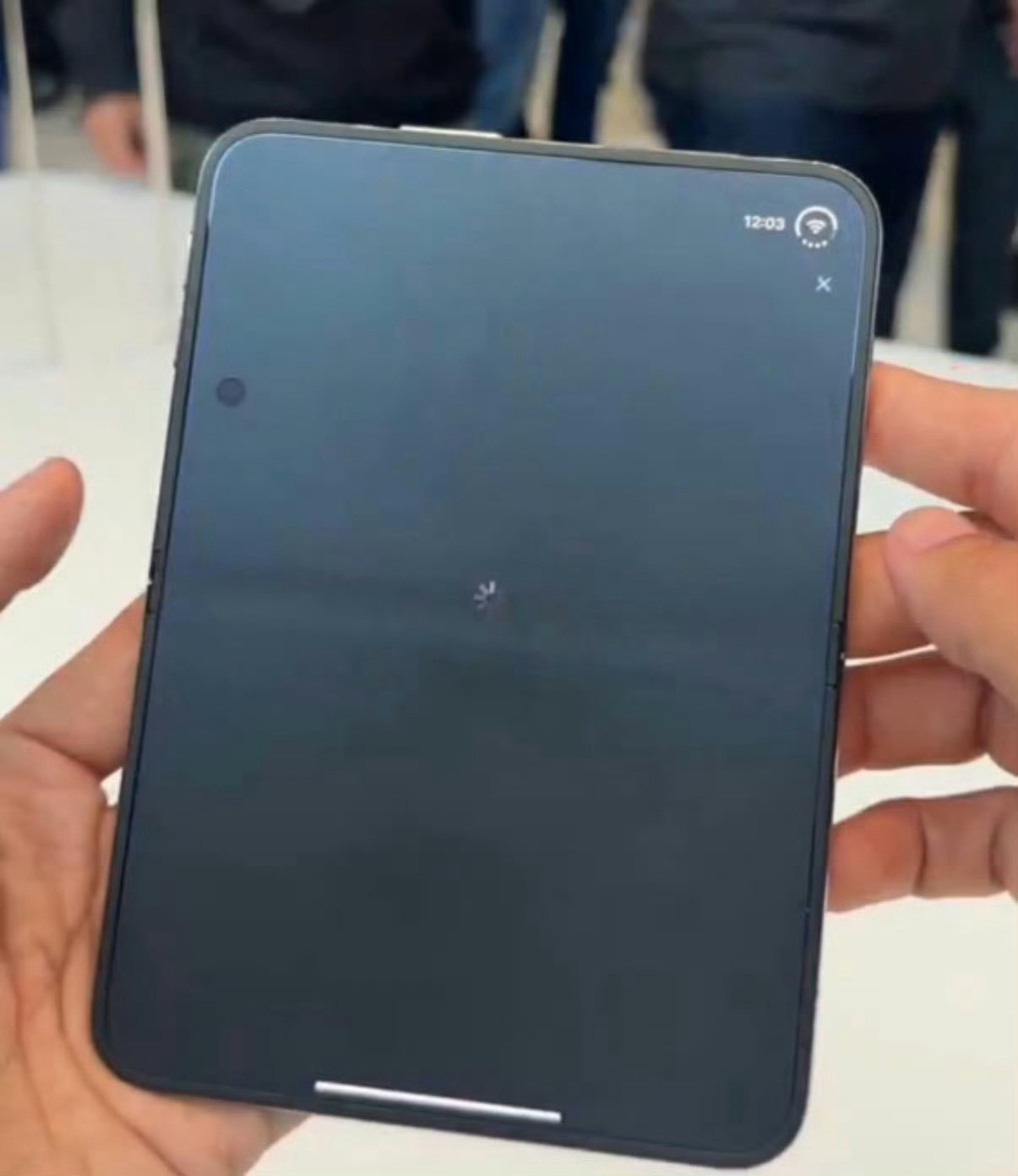 iPhoneDuo 折痕看了很多现场的博主的视频这个折痕确实微乎其微而且屏下摄像