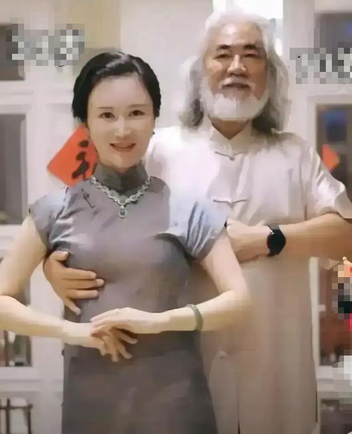 太辣眼了！张纪中和娇妻杜星霖拍合照时，为什么他的手就不能老实点？虽然他们是合法夫