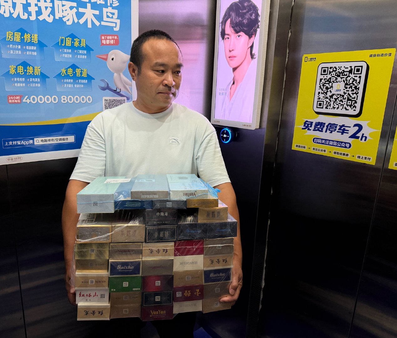 今天给大家介绍一位老朋友，老周。他在市场7楼，开了个小卖部，还有个小餐厅，另外摆
