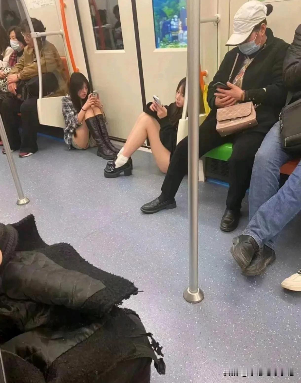每天地铁都是很多人