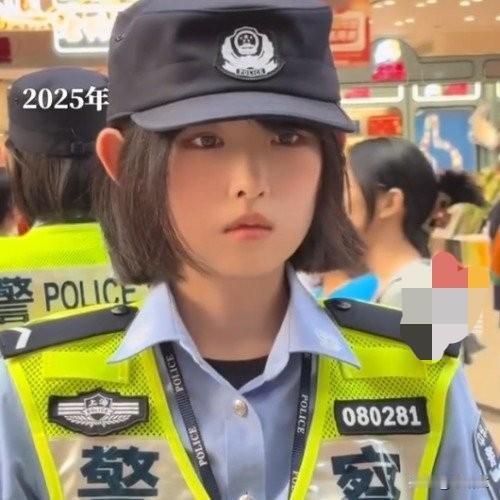 南京路最稳的“国庆坐标”！女学警连续2年守岗，藏蓝身影比霓虹暖
 
上海南京路的