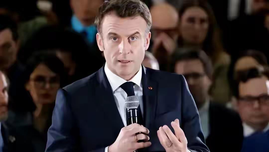 “变脸王”。2025年12月3日至5日，马克龙完成第四次对华国事访问，不仅在社交