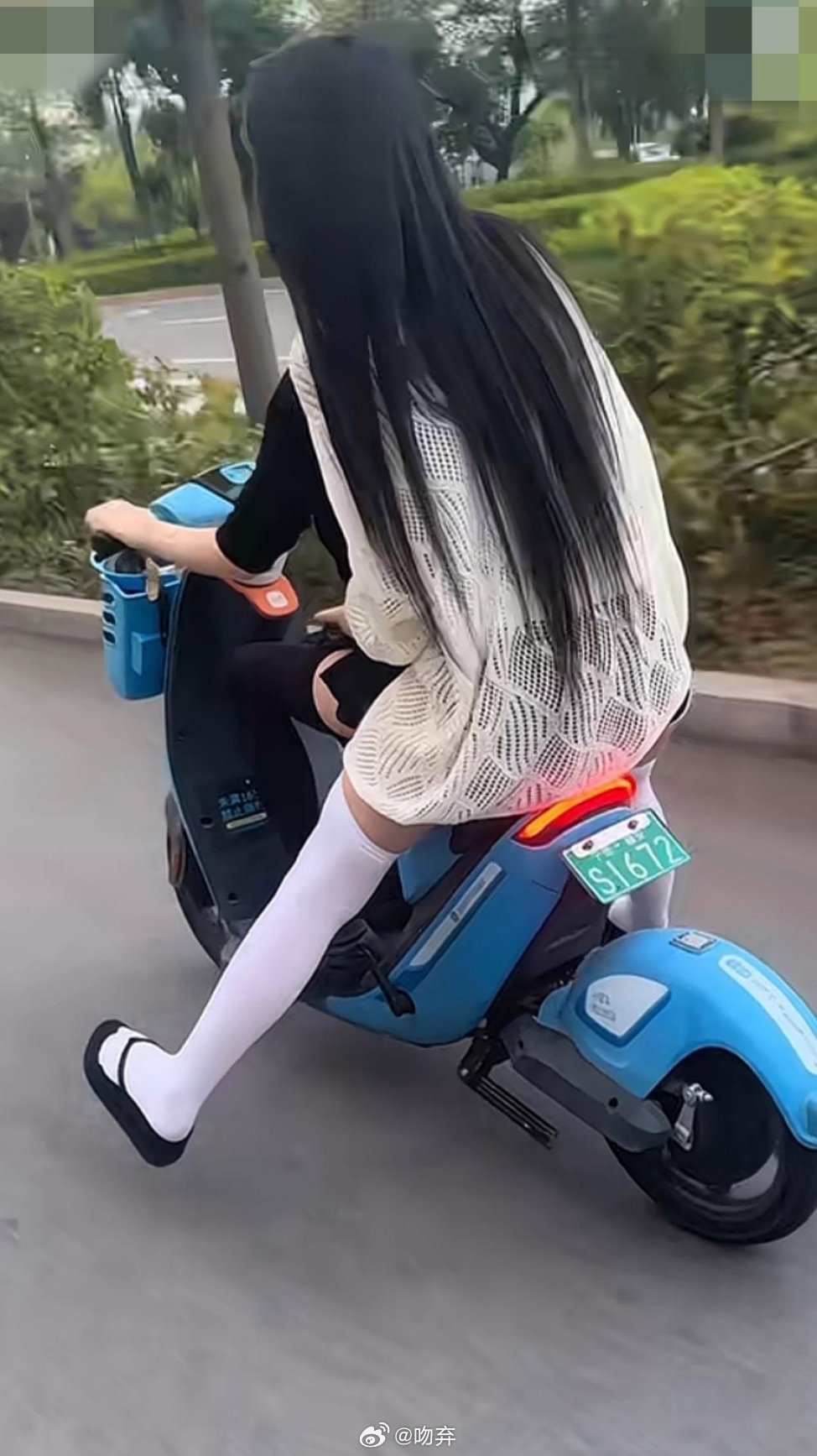 头一回见共享电动车还可以这么载人的，省一份钱，但是多一份危险，这个可不兴模仿