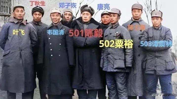 华东野战军主要领导人合影

照片拍摄于还是冬天，都穿着厚棉衣。
华中野战军和山东
