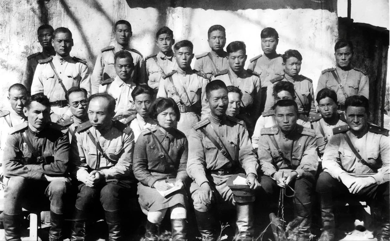 这张合影，
比较小众，
当时只是普通人，
后来都成大人物…

1943年东北抗联