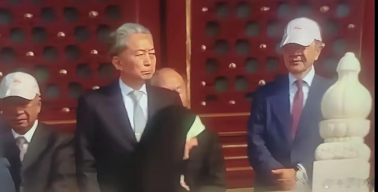 鸠山由纪夫来了镜头虽然只有两秒，但对这位满头银发的老人印象深刻。​日本前首相鸠山