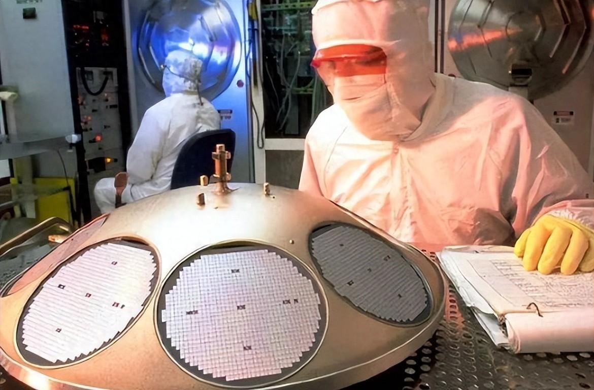 美国的阳谋：等中国的光刻机坏掉，就无法制造高端芯片了


先得说清楚光刻机有多重