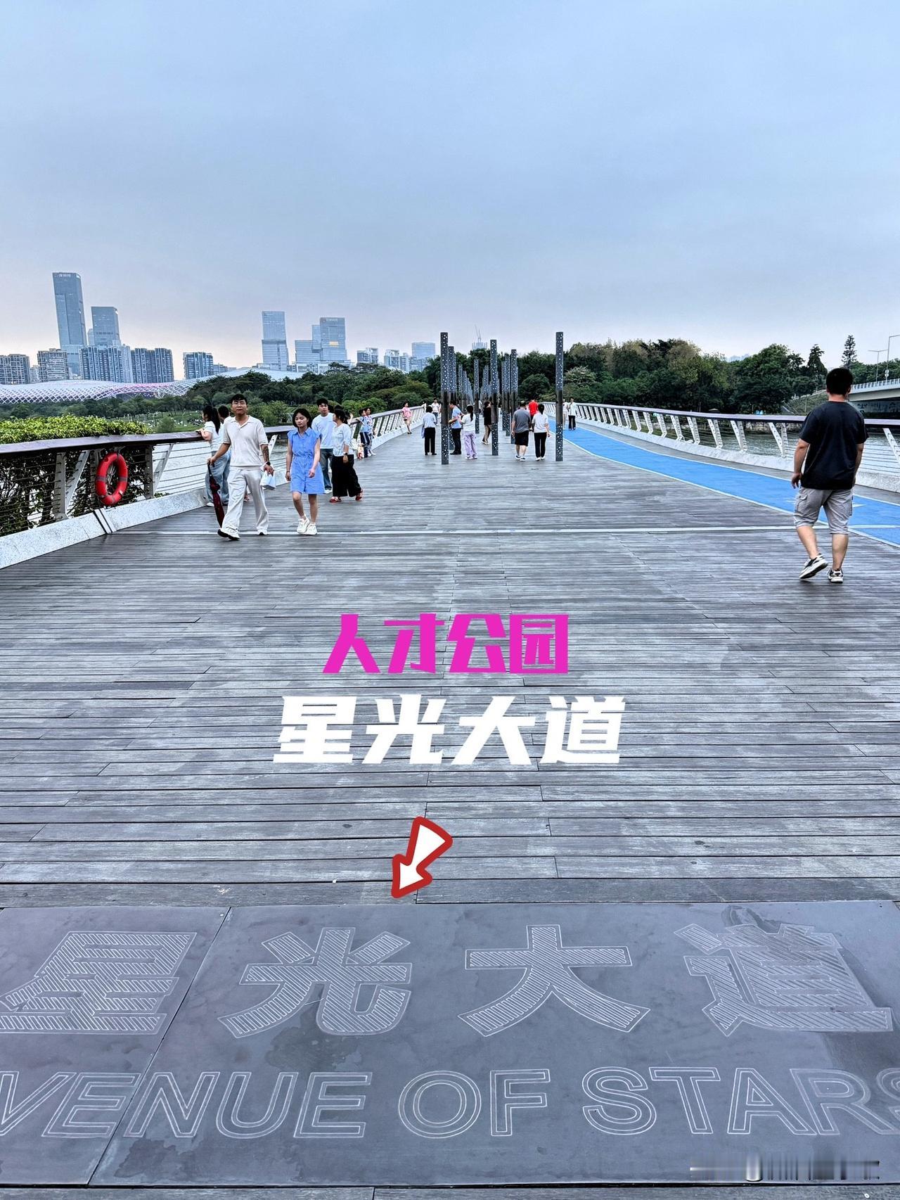 人才公园的风光真是各有千秋。日照经开区人才公园，一到春天就美得不像话。绿树成荫，