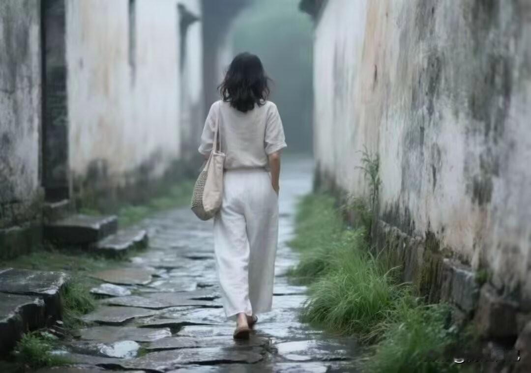 我并不富裕，但很喜欢去穷游，住青旅，吃的话丰俭由人，比如去广西吃桂林米粉，云南吃
