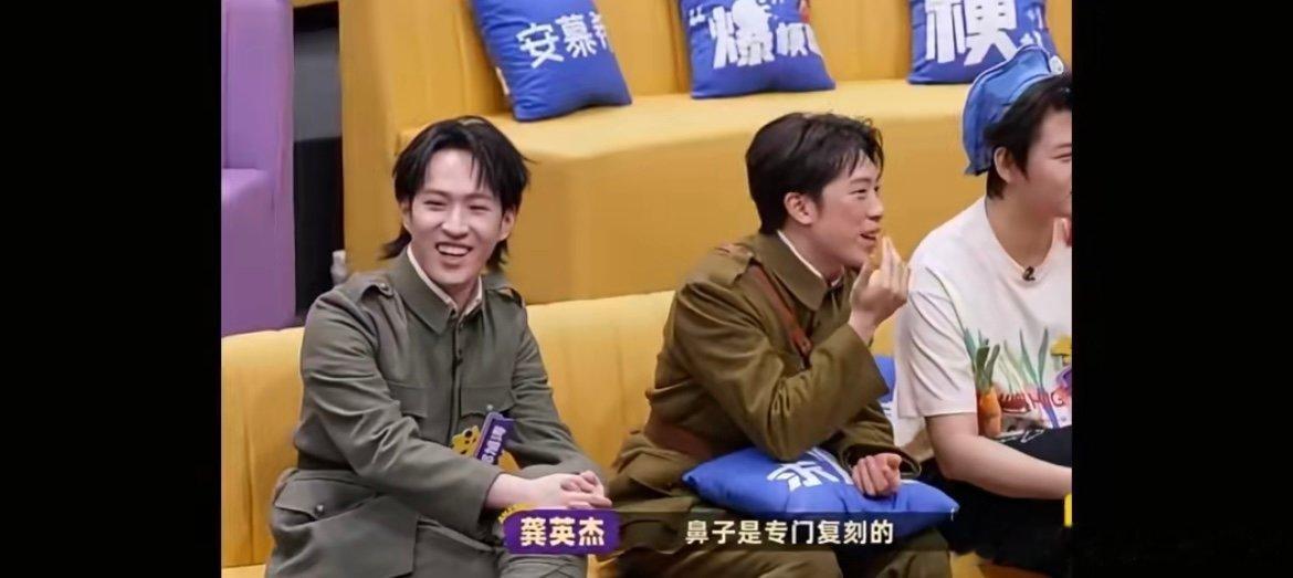 以为李诞长痘了李诞穿了胡先煦的衣服 以为李诞长痘了，两模两样[喵喵] ​​​