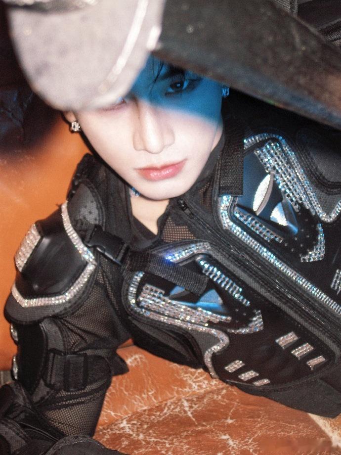 姚琛唱了斩神片尾曲姚琛和斩神联动也太神仙了，黑色皮衣帅到失语，这舞台妆造和斩神的